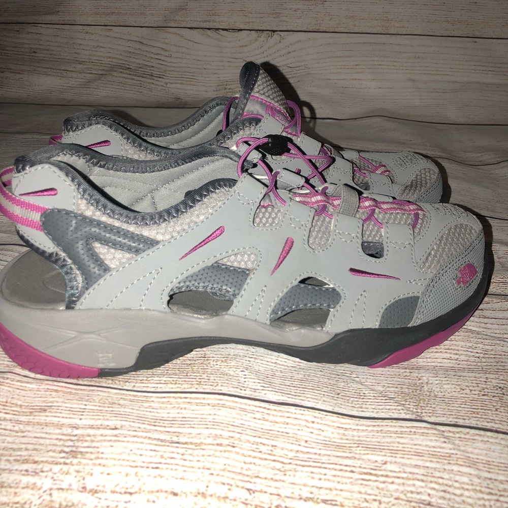 NEW Women’s North Face multi sport shoe size 10